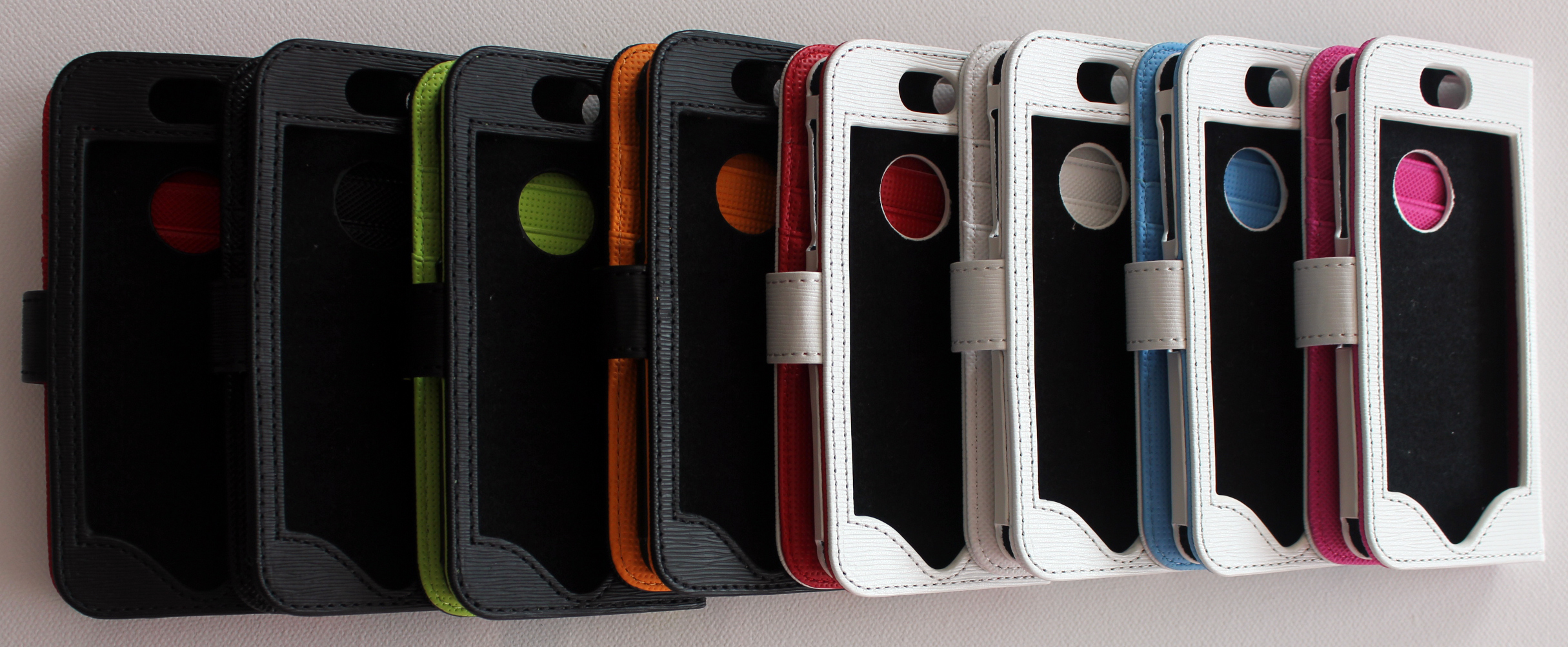 Čech uspěl s nápadem spojit peněženku a pouzdro na iPhone